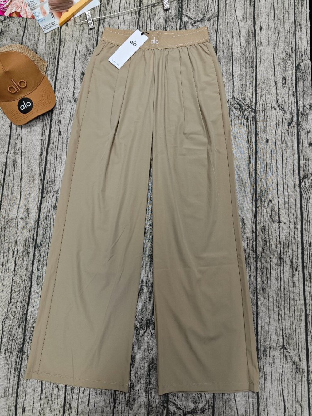 Regular ALO Yoga Suit Up Trouser Gravel Color 🤍 NWT, Relaxed Straight Leg - Picture 3 of 8
